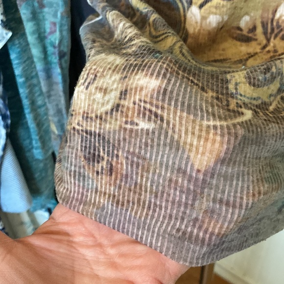 Gorgeous long sleeve T-shirt. - Picture 4 of 9